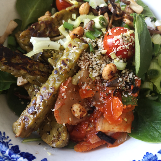 Grüne-Erbsen-Tempeh-Bowl mit Kimchi & Hanfsamen