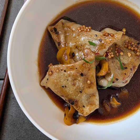 Grüne-Erbsen-Tempeh-Dumplings in würziger Misosuppe