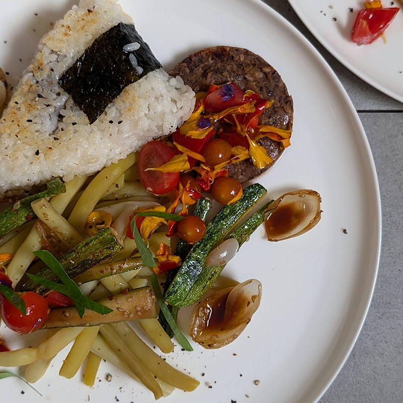 Onigiri mit Grüne-Erbsen-Tempeh-Taler & Sommergemüse