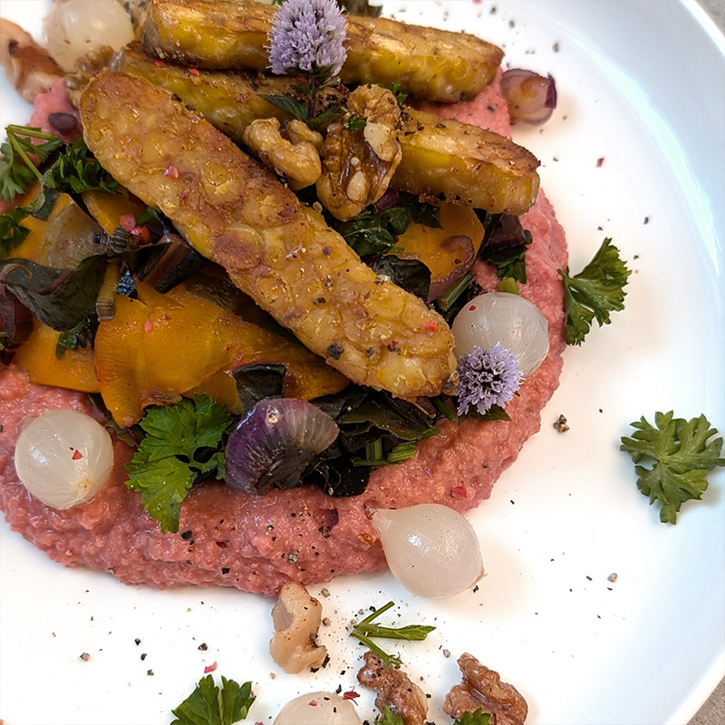 Lauwarmer Rote-Bete-Salat mit Kichererbsen-Tempeh und Hummus