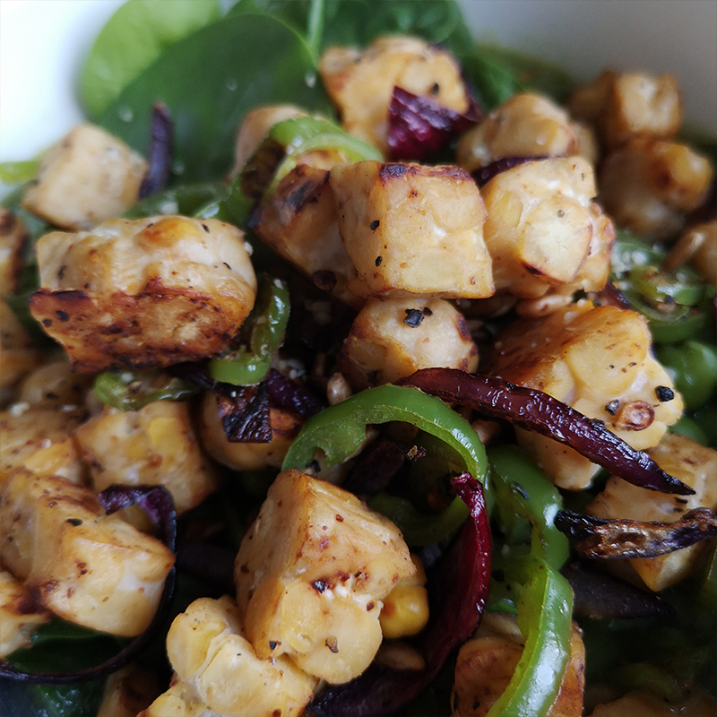 Kichererbsen-Tempeh-Salat mit Mais & Paprika