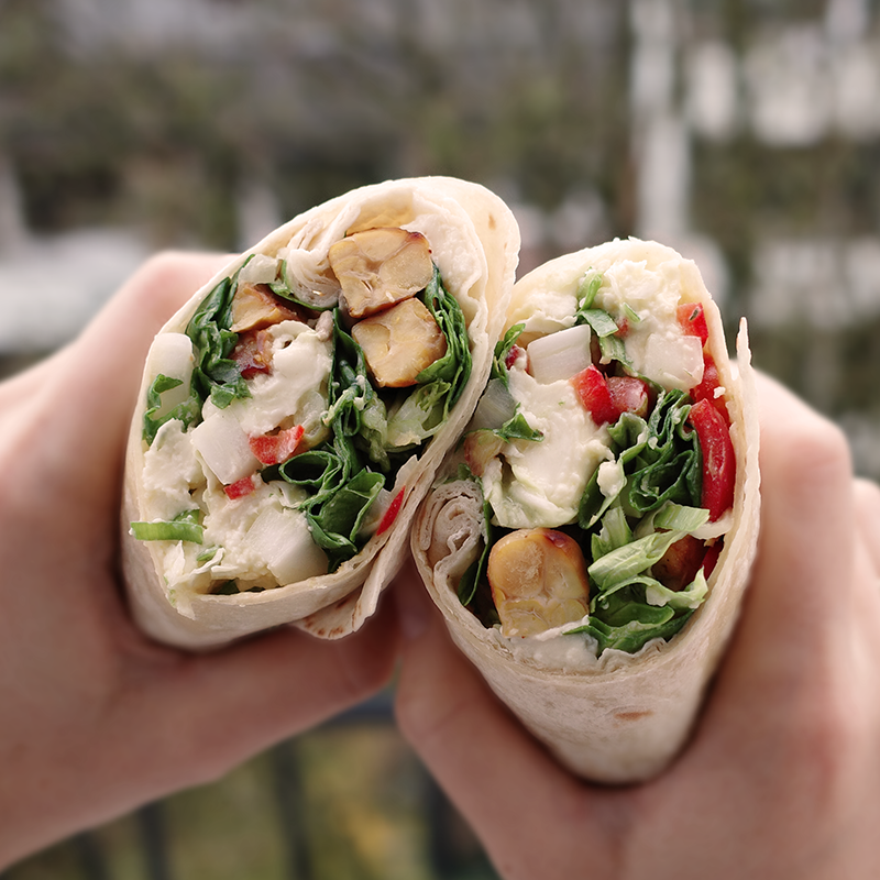 Kichererbsen-Tempeh-Wrap mit Hummus & buntem Gemüse