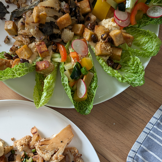 Romana-Salatboote mit Kichererbsen-Tempeh, Ofen-Blumenkohl & Hummus