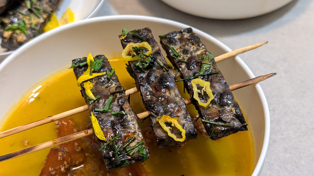 Möhrensuppe mit glasierten Tempeh-Spießen
