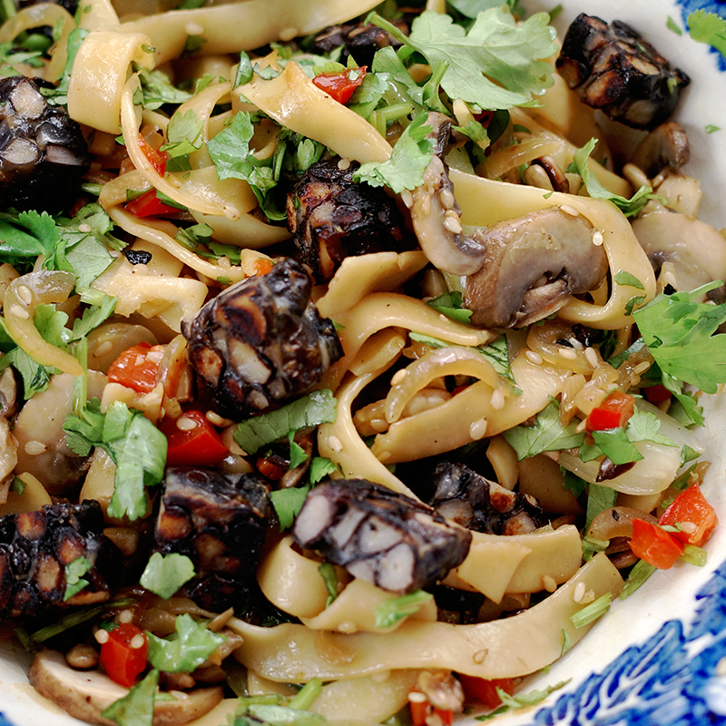 Schwarze-Bohnen-Tempeh-Nudelpfanne mit Pilzen