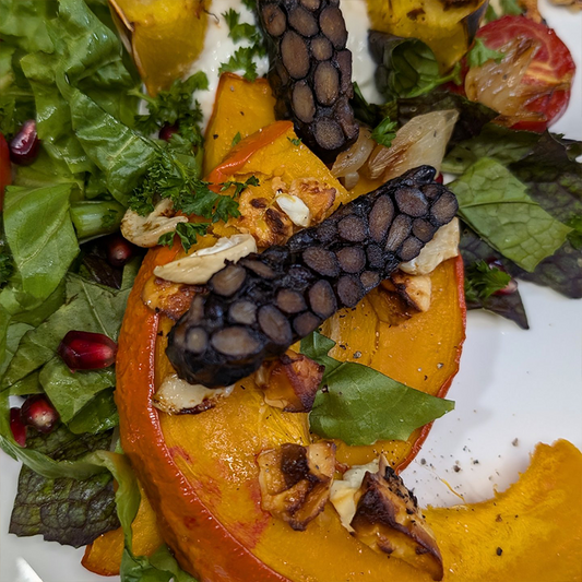 Ofenkürbis mit Schwarze-Bohnen-Tempeh, Walnüssen & Granatapfel