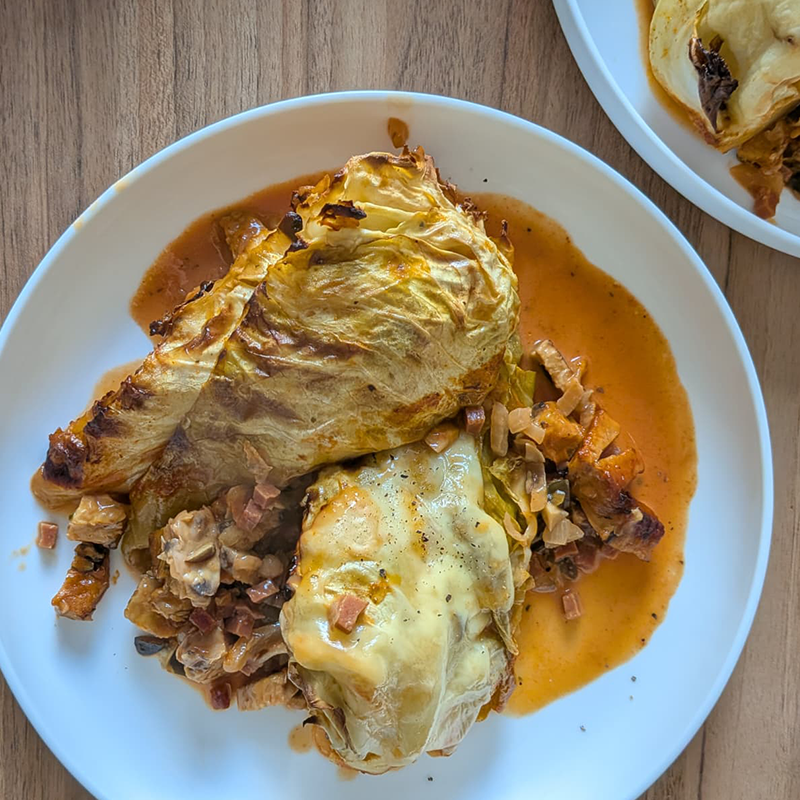 Spitzkohl aus dem Ofen mit Gochujang und Kürbiskraft-Tempeh