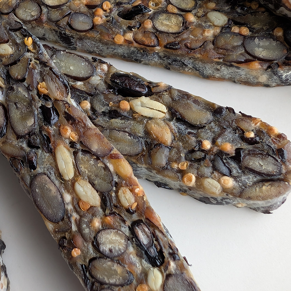 Limitiert: Schwarze Bohnen Tempeh mit Sonnenblumenkernen & Senfsaat