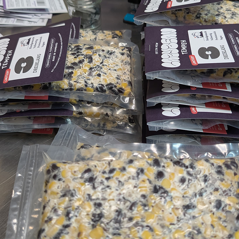 Gebratene Dreiklang-Tempeh-Streifen mit schwarzen Bohnen und gelben Lupinen