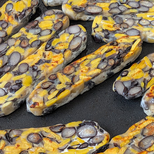 Dreiklang Tempeh von Lazybean aus schwarzen Bohnen, Süßlupine und Hanfsaat, limitierte Edition