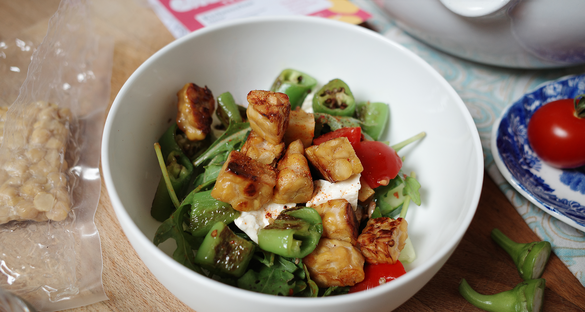 Vegane Bowl mit Kichererbsen-Tempeh, frischem Gemüse und saisonalen Zutaten.